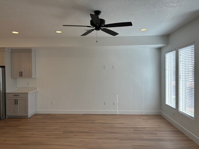 Foto del edificio - Woodland Estates Townhome! - END UNIT!!