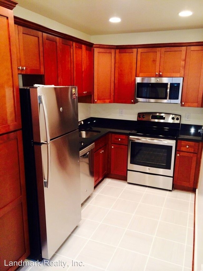 Foto del edificio - 3707 Woodley Rd NW