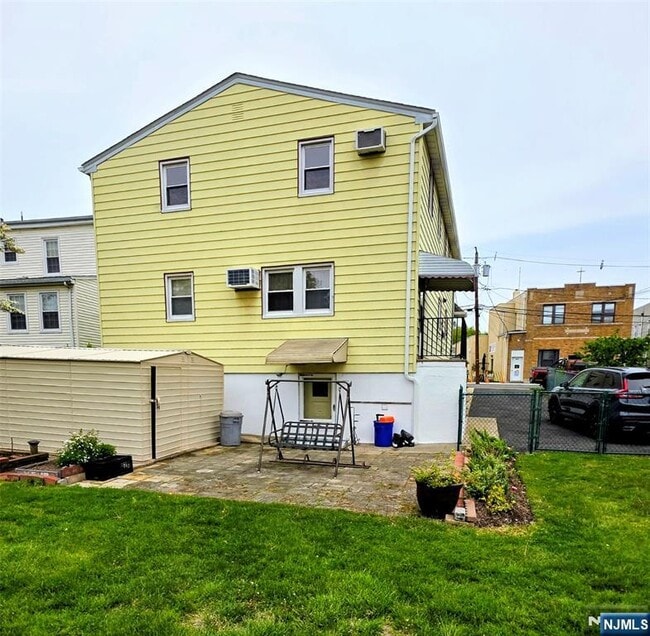 Foto del edificio - 648 Milton Ave