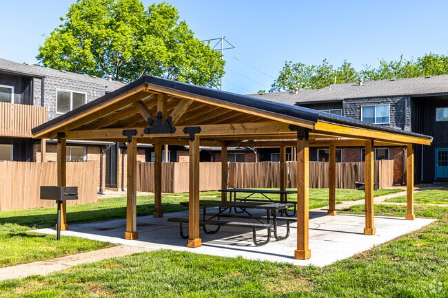Four Seasons Apartments - BBQ Grill and Picnic Area - 87th Street Apartments
