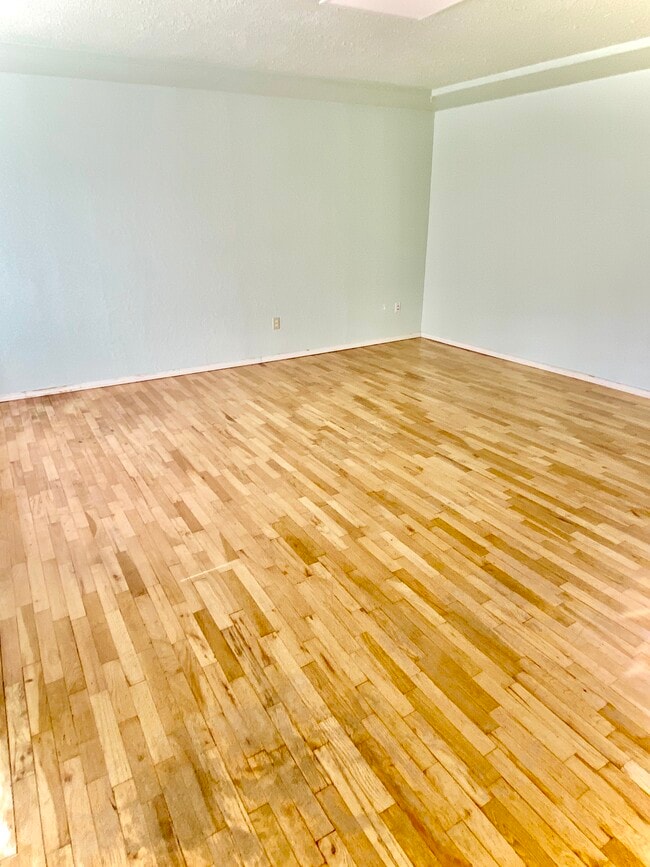 Building Photo - 4813 S Pine St