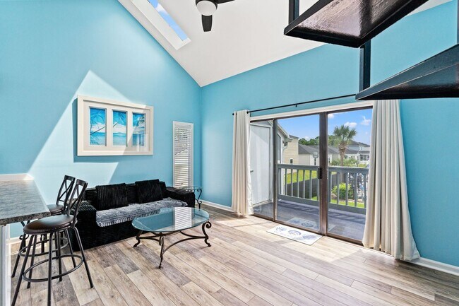 Foto del edificio - Fully furnished condo minutes from the beach!