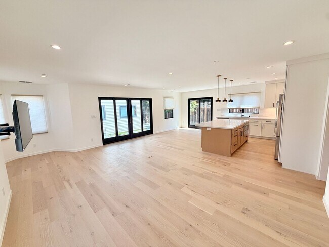 Foto del edificio - Never-Lived-In Luxury: 1,408 Sq Ft Detached Single-Family Home with Private Office — Downtown Sun...