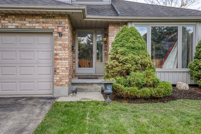 Photo du bâtiment - BEAUTIFULLY KEPT 4 BEDROOM HOME WITH FULLY...