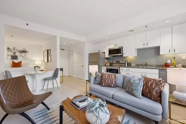 Building Photo - 260 King St