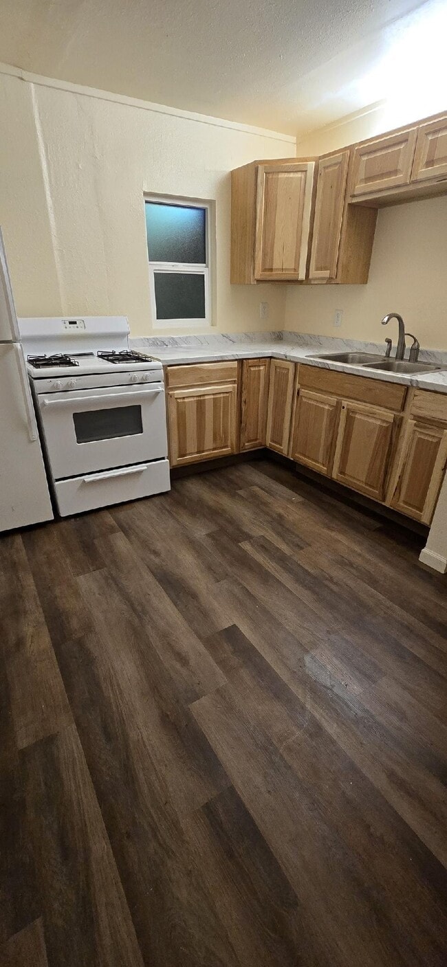 Building Photo - 405 W Oak St