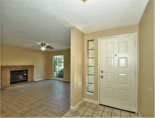 Foto del edificio - Lovely 4 Bedroom home in Clovis Unified