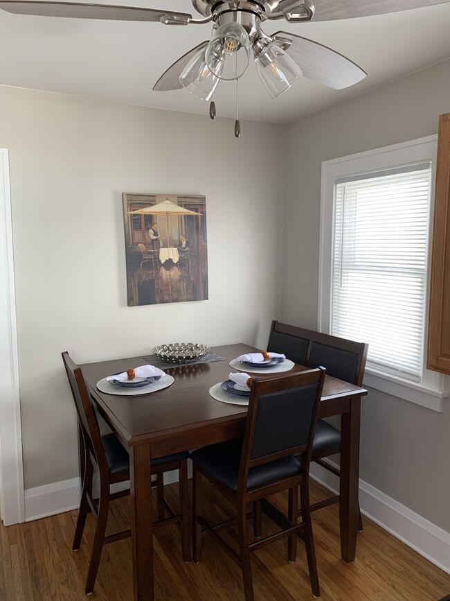 ¡Cena para cuatro! - 514 Center St