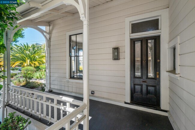 Building Photo - 2117 Santa Clara Ave