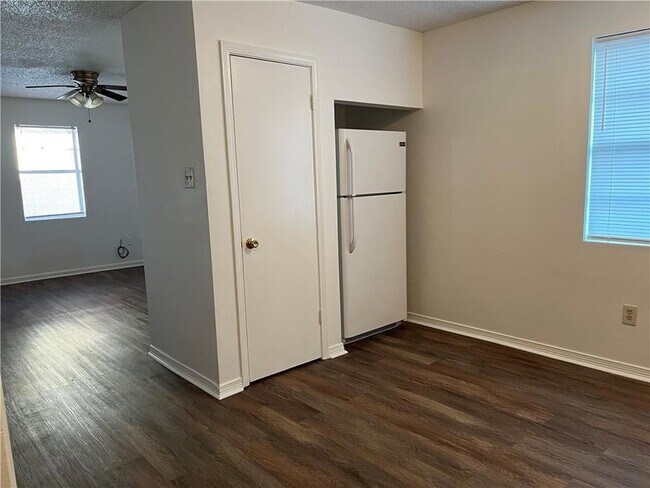 Foto del edificio - 7830 Means Ave