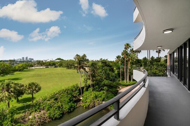 Foto del edificio - 720 NE 69th St
