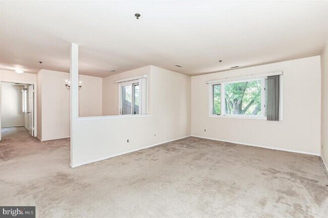 Building Photo - 2316 Sayre Dr