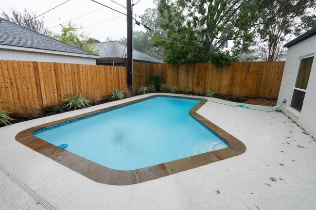 Foto del edificio - 10023 Piping Rock Ln