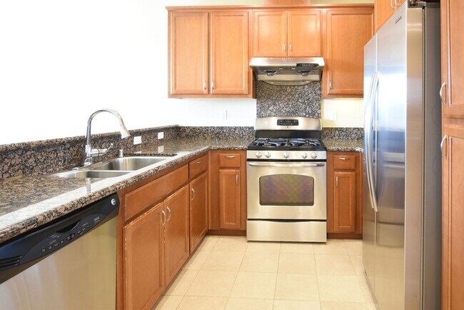 Foto del edificio - Beautiful & Contemporary 4 Bedroom 3 Bath Tri-level Townhome with Cupertino Schools