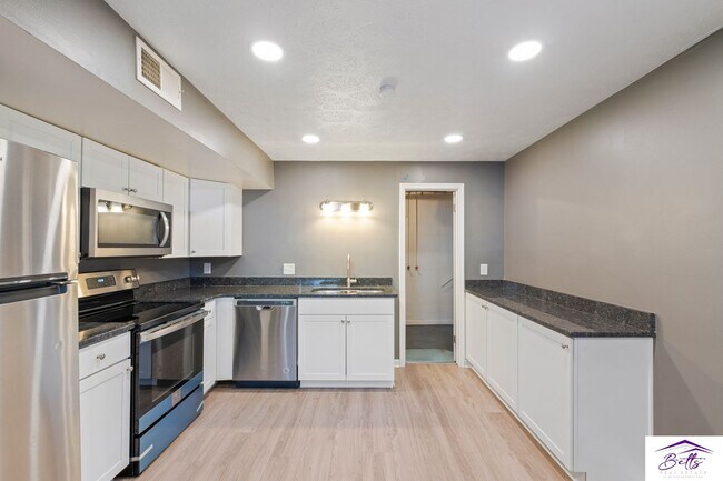 Building Photo - 3012/3014 Menke Cir
