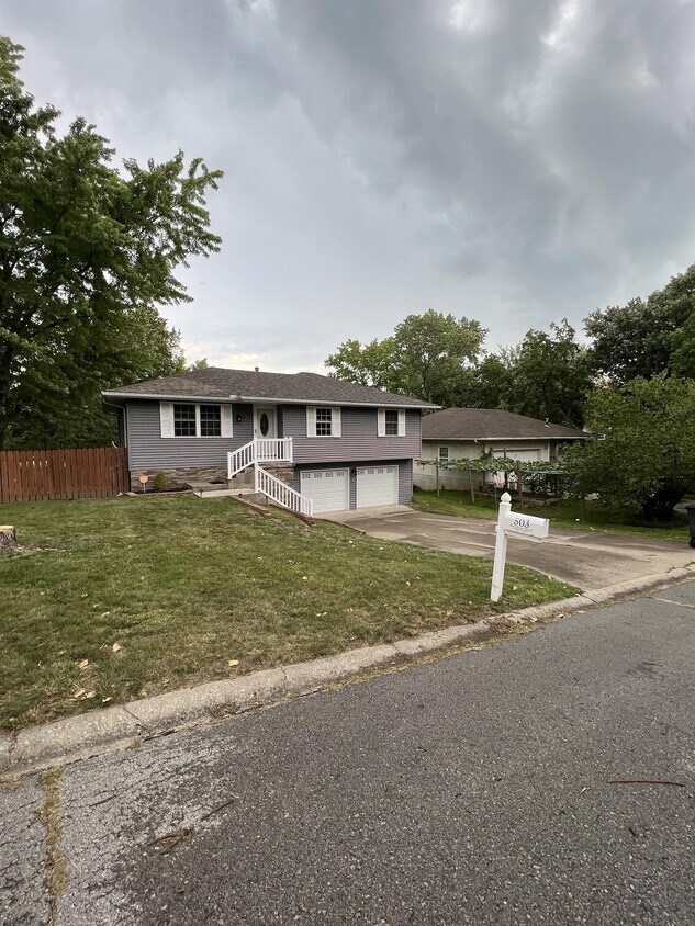 Primary Photo - 503 Applewood Rd