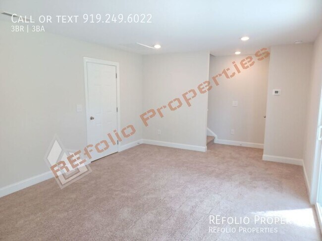 Building Photo - Beautiful 3 Story 3 Bedroom 2.5 Bath Townh...
