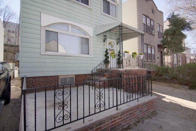 Building Photo - 16 Terrace Ave