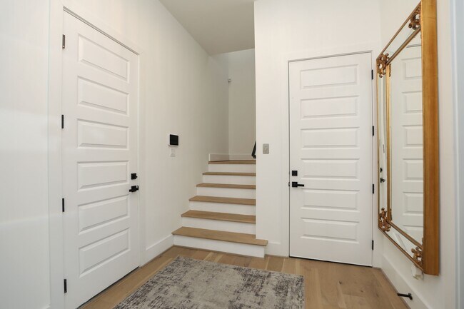 Foto del edificio - 5704 Fairdale Ln