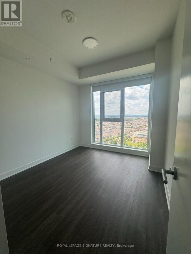 Photo du bâtiment - 40 Lagerfeld Dr