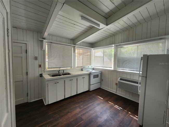 Building Photo - 120 SE 7th St