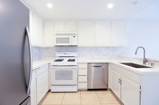 Building Photo - Harborwalk Marina Villa | 3 Bed, 2.5 Bath | Channel Islands Harbor | Beach Close