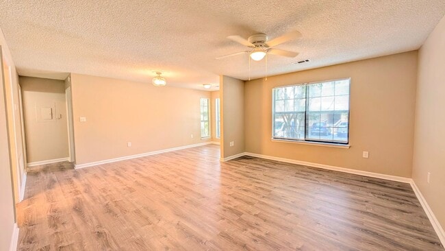 Building Photo - Remodeled and Move-in Ready Condo! | 1 br ...