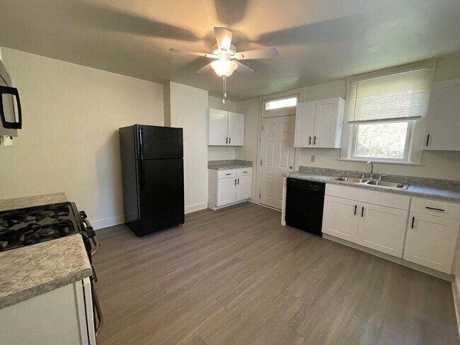 Brand New Kitchen - 420 Venture St