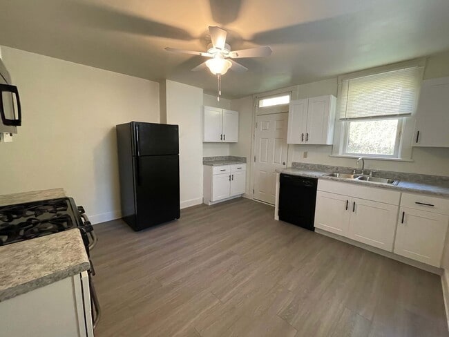 Brand New Kitchen - 420 Venture St