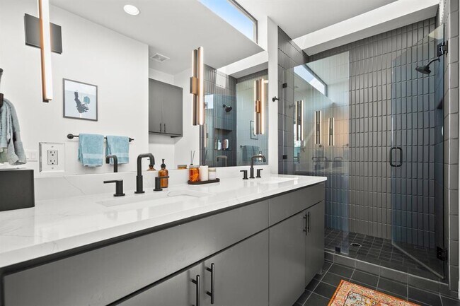 Foto del edificio - 3406 E 17th St