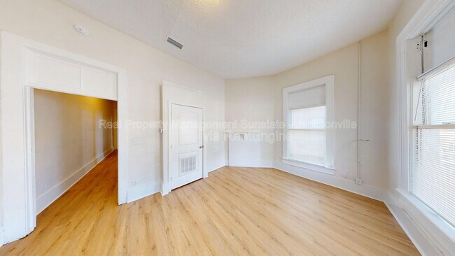 Foto del edificio - 2324 Moncrief Rd