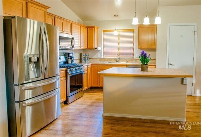Foto del edificio - Beautiful 3 bed 2 bath home in the perfect Boise area just off Five Mile Rd and Lake Hazel Rd