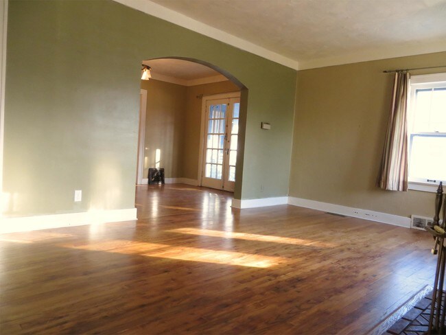 Building Photo - 326 W 3rd St