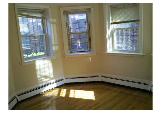 Building Photo - 126 Warren St