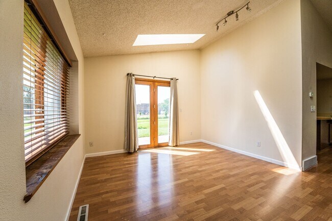 Foto del edificio - Charming 3 Bed, 1.5 Bath Home in Loveland