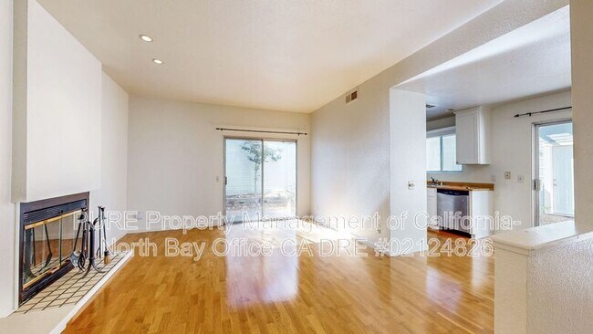 Building Photo - 2713 Lakeview Dr
