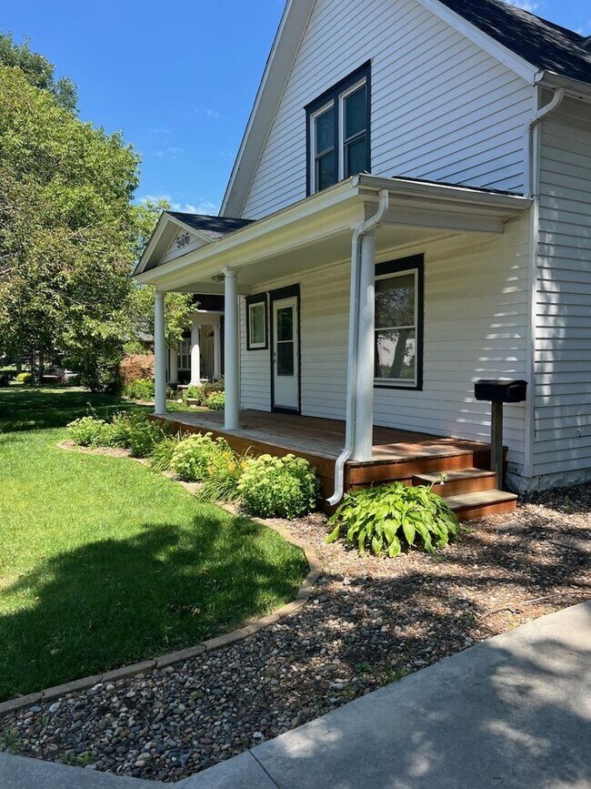 Foto del edificio - 3 Bed Spacious Home near downtown Pella!