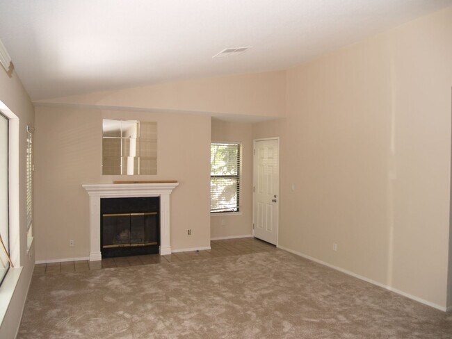 Foto del edificio - Beautiful, bright 3 bedroom 2 bathroom Dub...