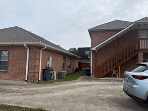 Building Photo - 702 Staitti St