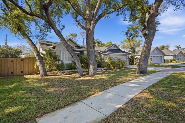 Building Photo - Pool Home