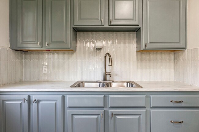 Building Photo - Inviting 2-Bedroom Gem Just Minutes from L...