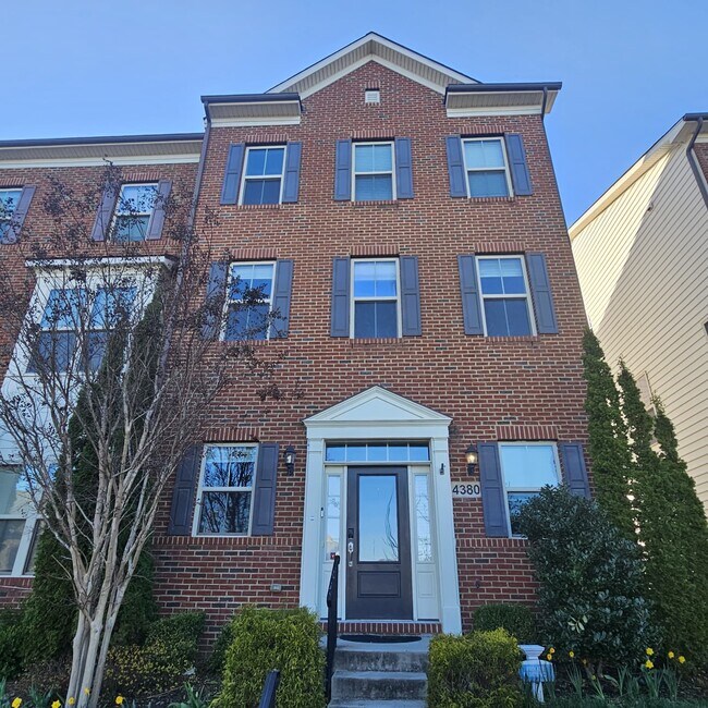 Vista frontal más cercana - 4380 Shamrock Dr