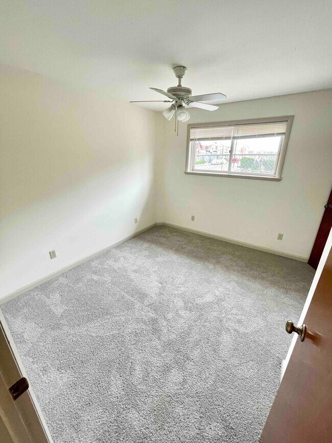 Building Photo - 1324-28 W Nedro Ave