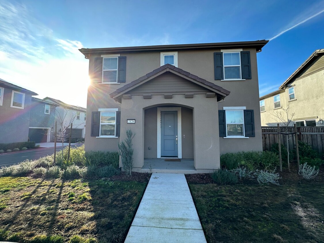 Primary Photo - Beautiful 3 Bedroom, 3 Bath in Newer Commu...