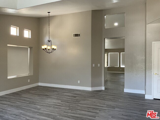 Foto del edificio - 9248 Camphor Tree Ct