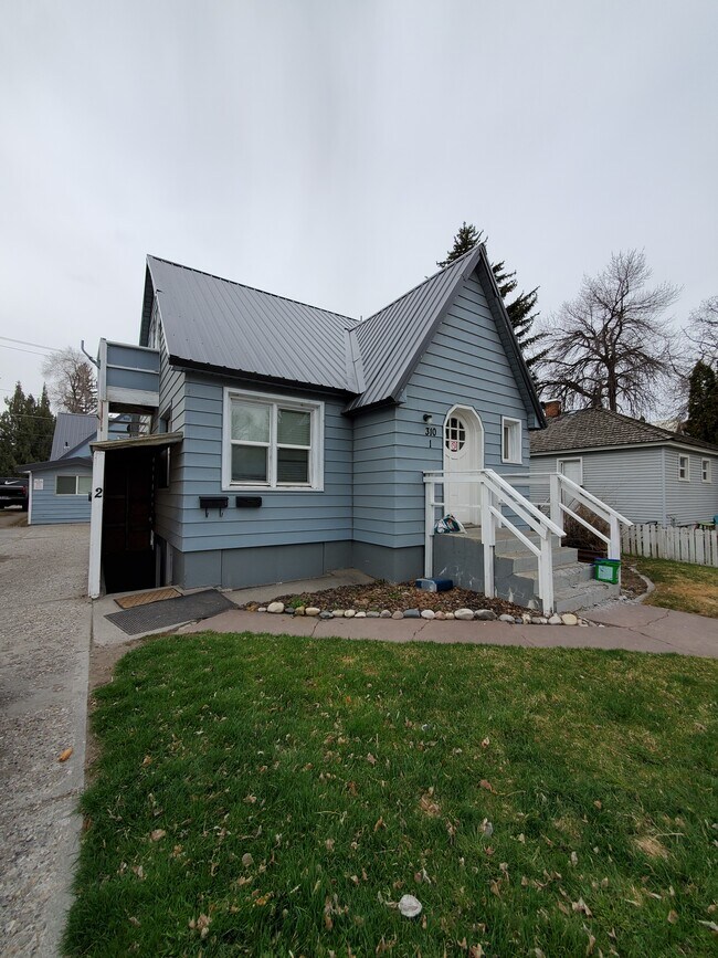 Building Photo - 310 7th St