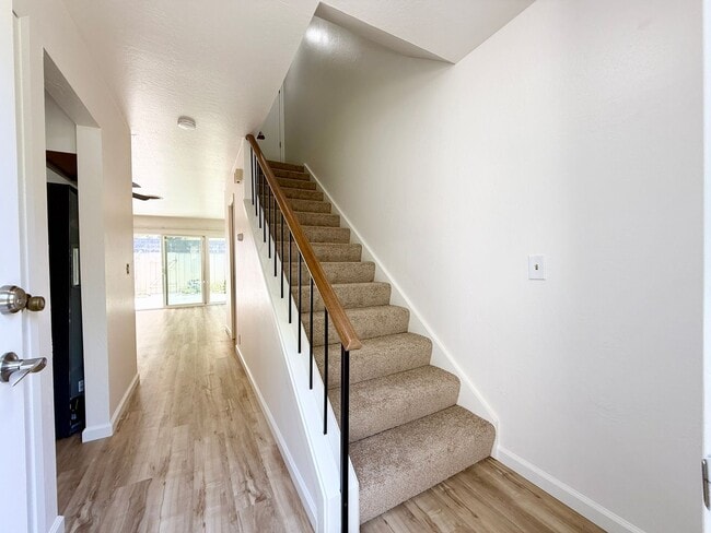 Building Photo - Renovated Townhome in Linda Mar