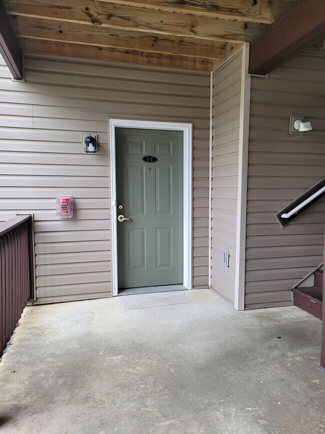 Foto del edificio - 670 Bassett Dr