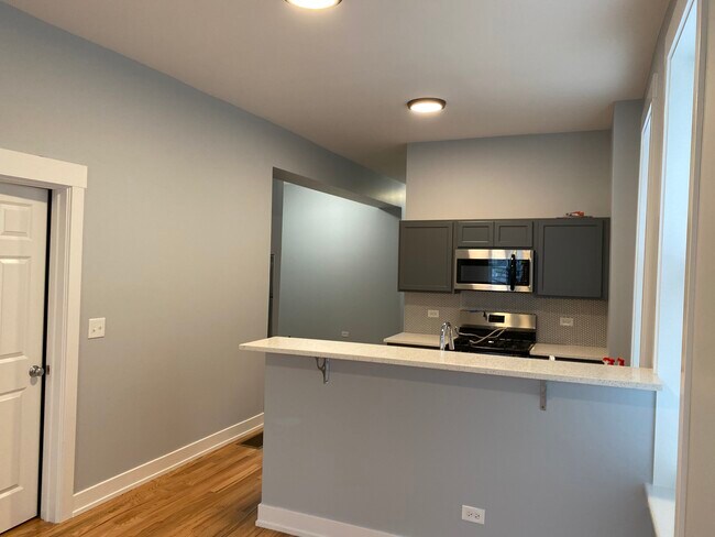 Building Photo - 2125 N Maplewood Ave