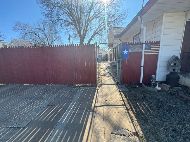 Building Photo - Cute 1 bedroom back house!